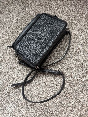 Gun Tote’n Mamas Concealed Carry Crossbody Purse – Black Floral Embossed